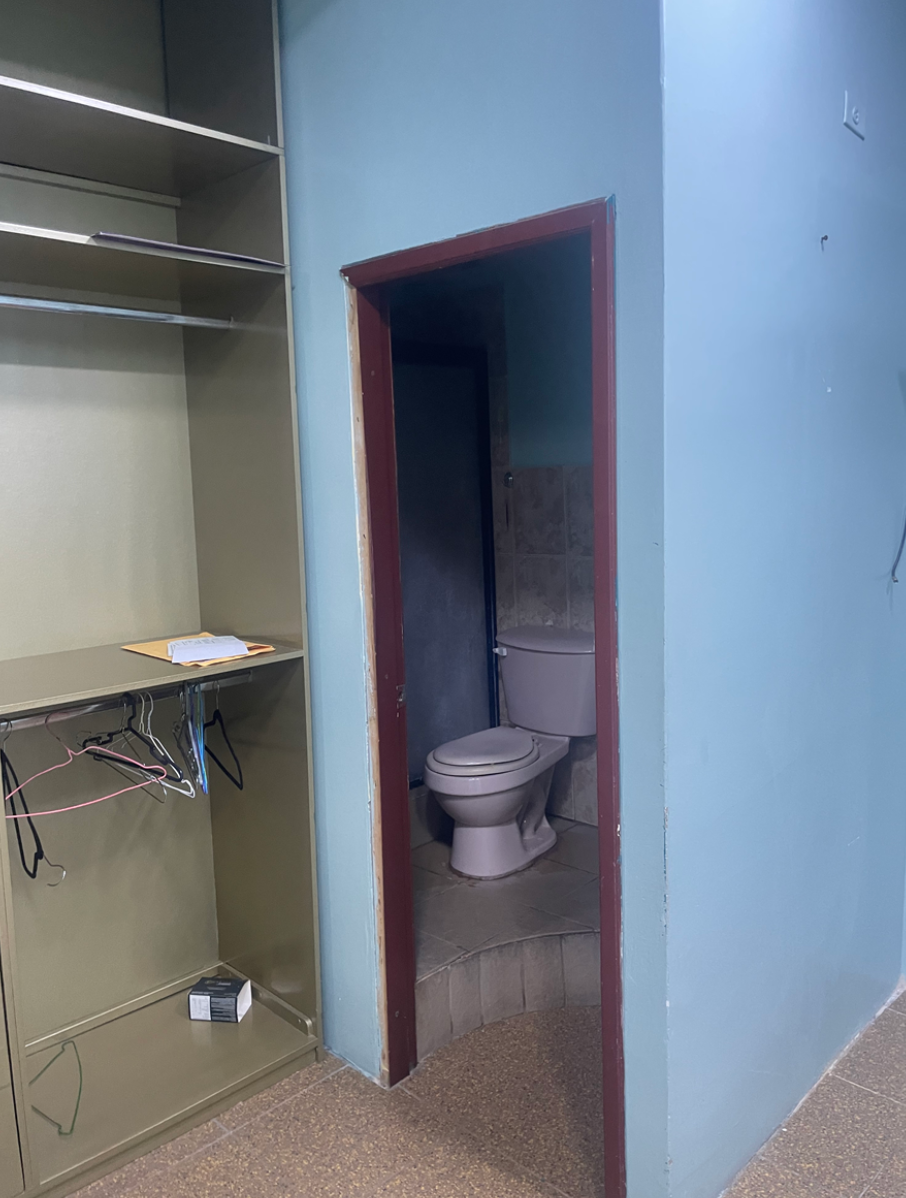 EC-RJ-157814 — Baño y clóset interior — Centro de Quevedo Baño y clóset interior del inmueble EC-RJ-157814 en el centro de Quevedo.