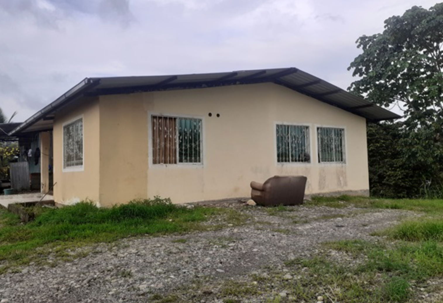 EC-RJ-157879 — Vista lateral y terreno de la vivienda — Nueva Loja Vista lateral y terreno de la vivienda de la propiedad EC-RJ-157879 en Nueva Loja.