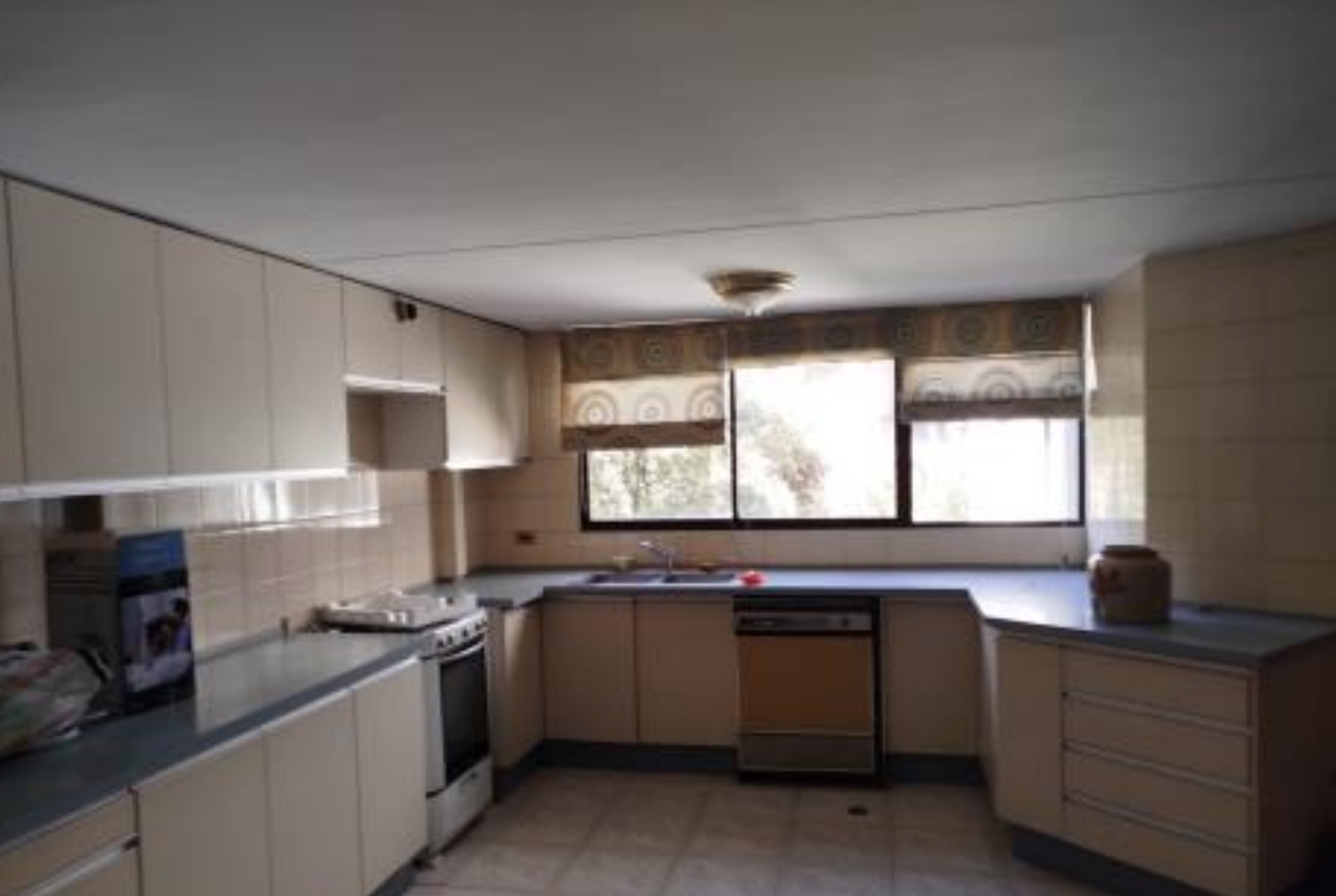 EC-RJ-157597 — Cocina con muebles y mesones — Quito Tenis Cocina con muebles y mesones de la residencia en Quito Tenis, Quito.