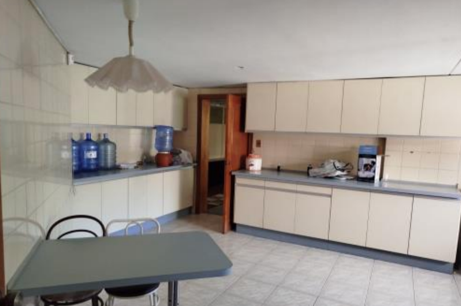 EC-RJ-157597 — Área de cocina y comedor auxiliar — Quito Tenis Área de cocina y comedor auxiliar de la residencia en Quito Tenis, Quito.