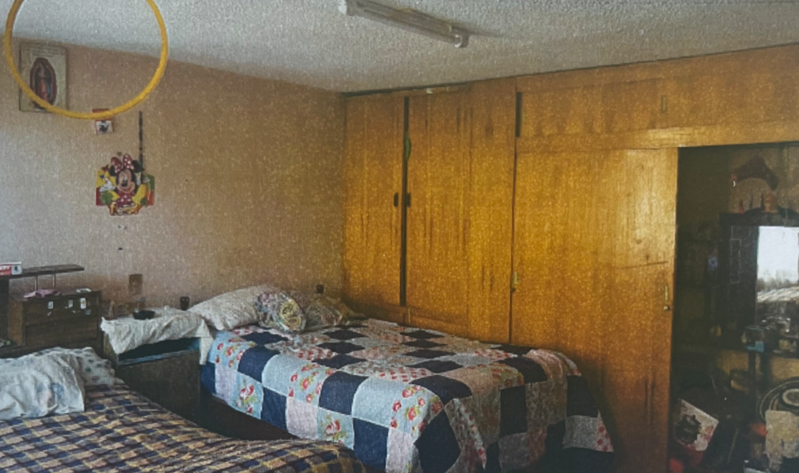 EC-RJ-157319 — Dormitorio de planta alta — Tulcán Dormitorio de planta alta de la propiedad EC-RJ-157319 en el centro de Tulcán.