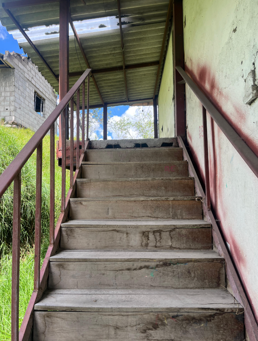 EC-RJ-157085 — Escalera de la vivienda — Mulapaso, Azogues Escalera de la vivienda del inmueble en Mulapaso, vía Cojitambo, Azogues.