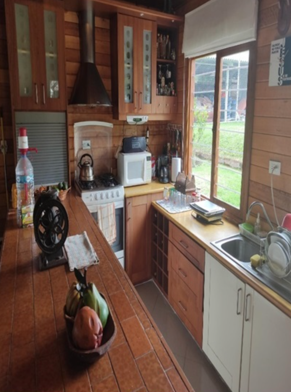 EC-RJ-157500 — Cocina con ventana y muebles — Tumbaco Cocina con ventana y muebles de la casa en Tumbaco, Quito.