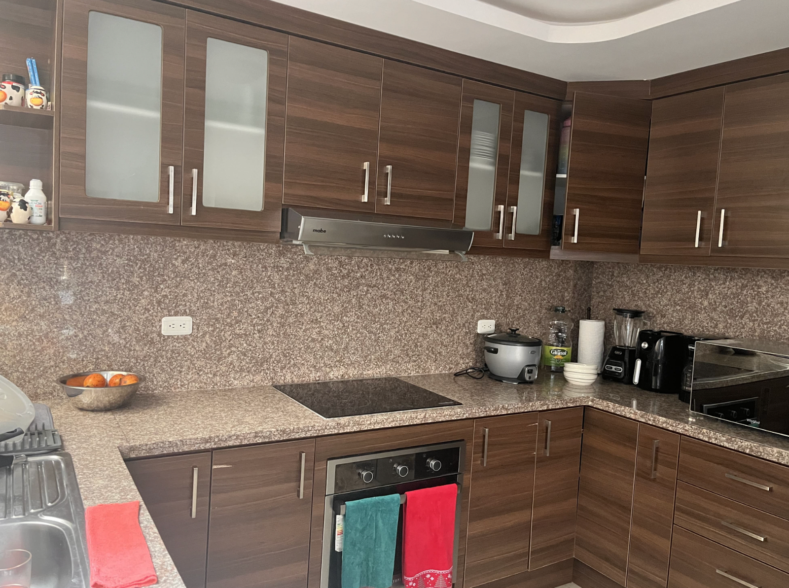 EC-RJ-157609 — Cocina con mesones de granito — Marsella, Ambato Cocina con mesones de granito de la propiedad EC-RJ-157609 en Marsella, Ambato.