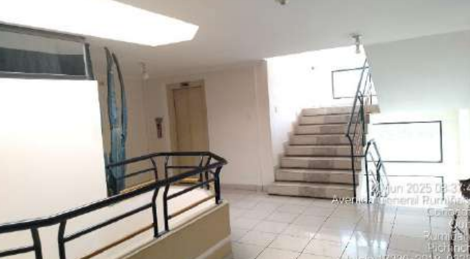 EC-RJ-157254 — Ascensor y escalera de planta alta — San Rafael, Rumiñahui Ascensor y escalera de planta alta de la propiedad EC-RJ-157254 en el edificio Vallecenter, San Rafael, Rumiñahui.