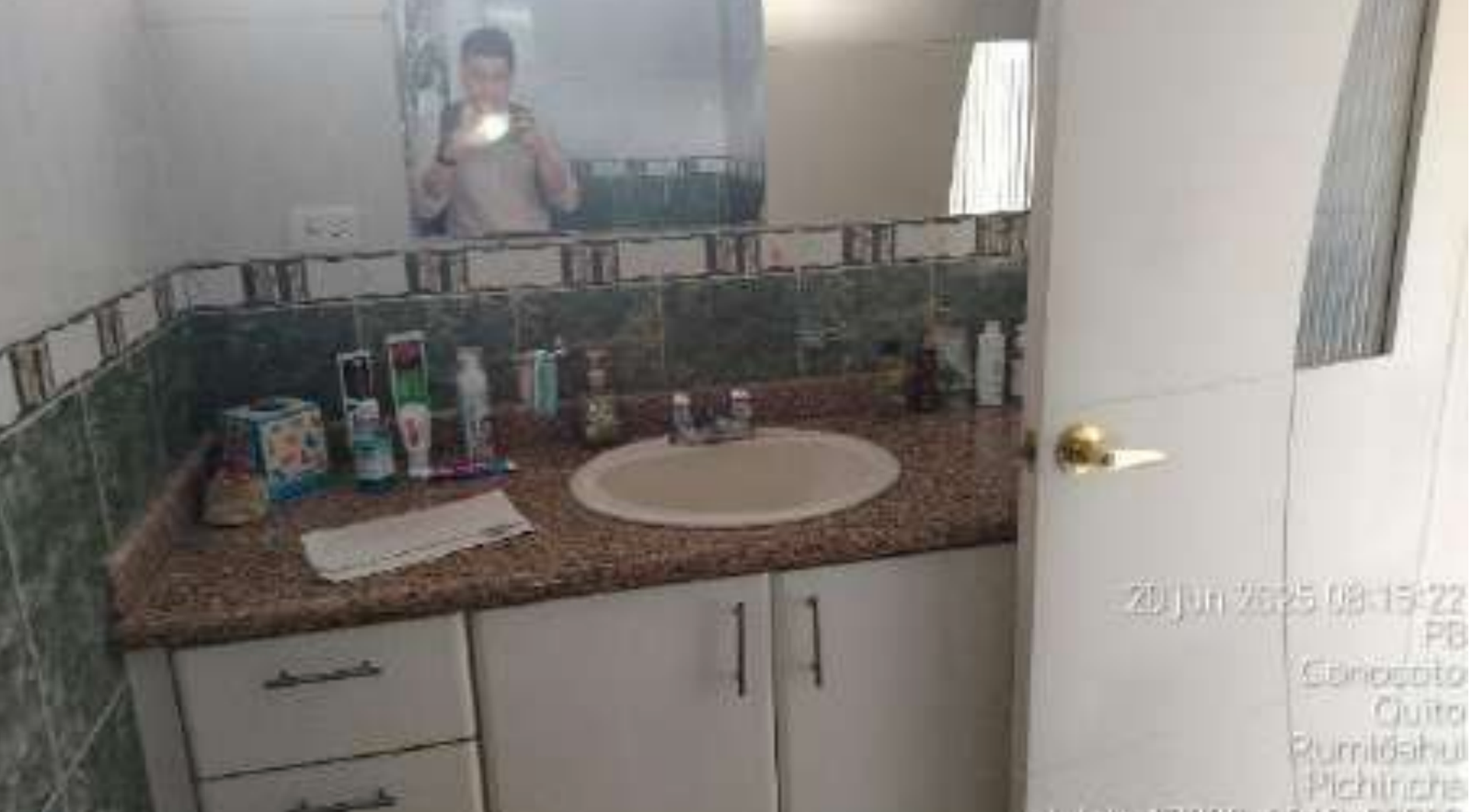 EC-RJ-157254 — Lavamanos del baño — San Rafael, Rumiñahui Lavamanos del baño de la propiedad EC-RJ-157254 en el edificio Vallecenter, San Rafael, Rumiñahui.