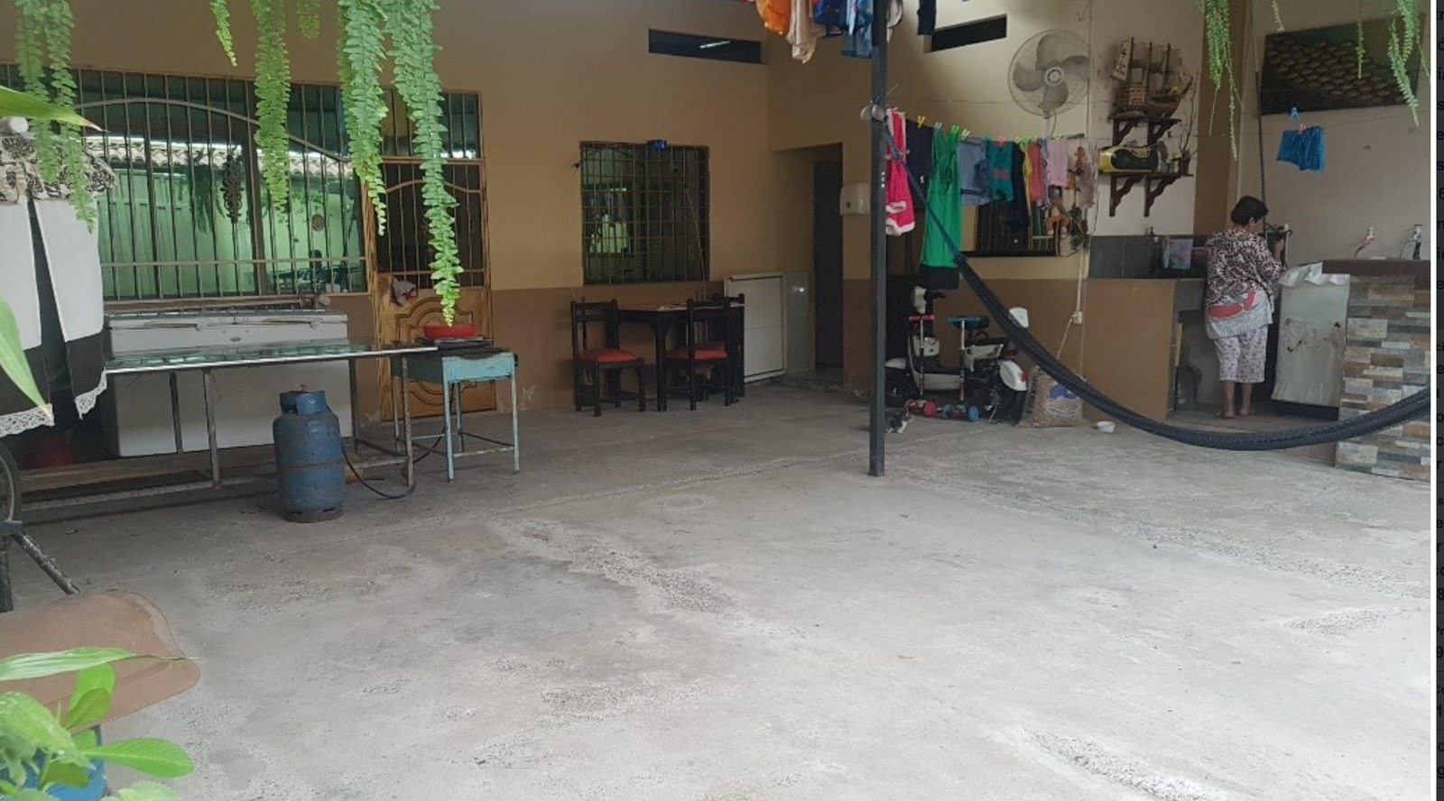 EC-RJ-155785 — Patio frontal cubierto Patio frontal cubierto del inmueble en Machala Libre, parroquia Providencia, Machala.