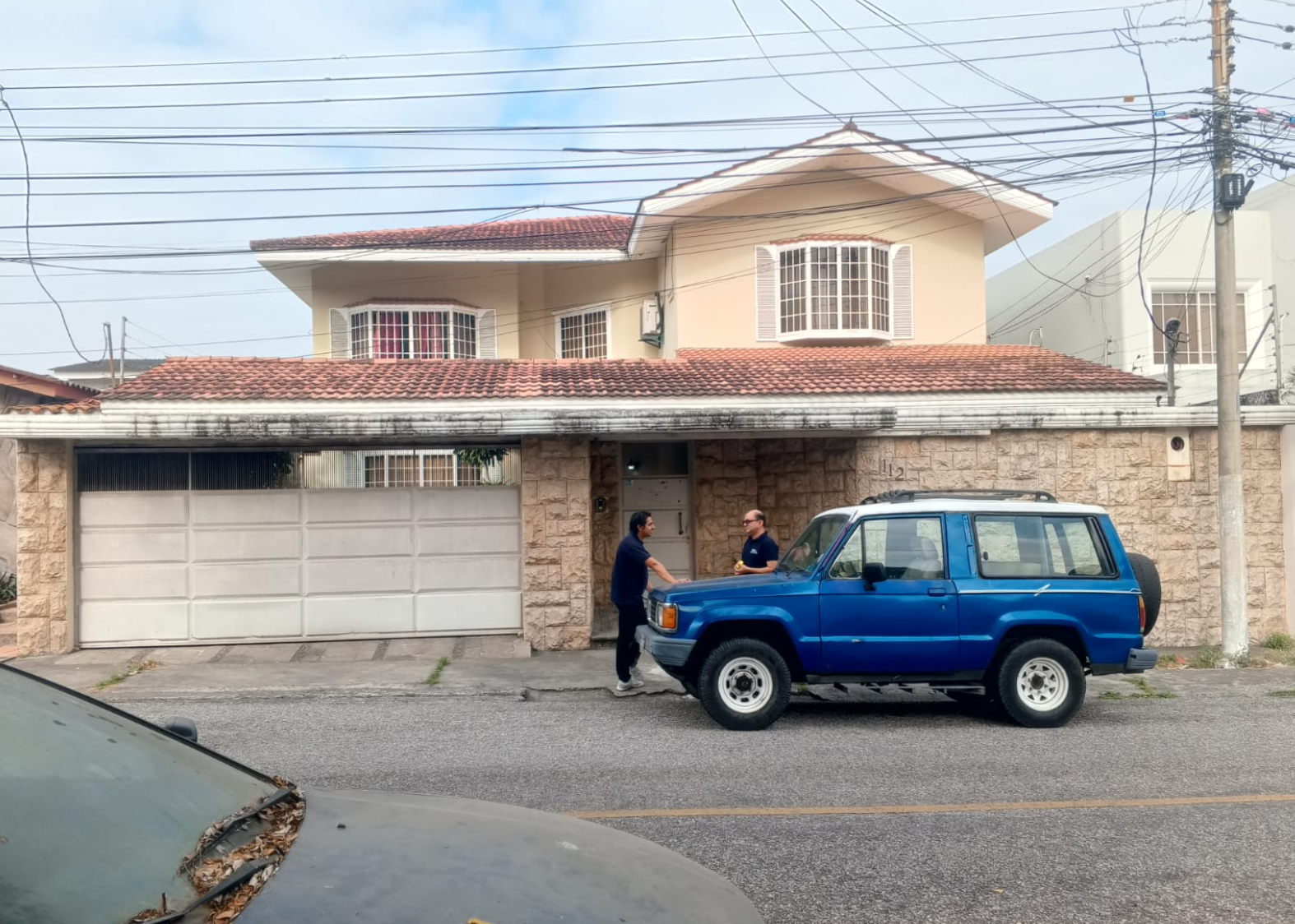 Catálogo de propiedades en remate judicial: fachada de la casa con piscina en Los Ceibos, Guayaquil.