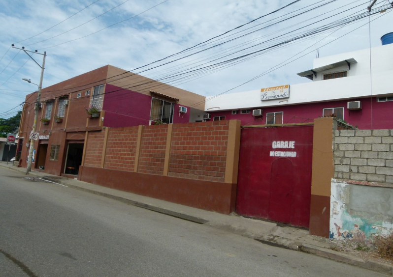 EC-RJ-157503-foto-2 — Fachada lateral y garaje Fachada lateral y portón de garaje del edificio tipo hostal en Playas, EC-RJ-157503