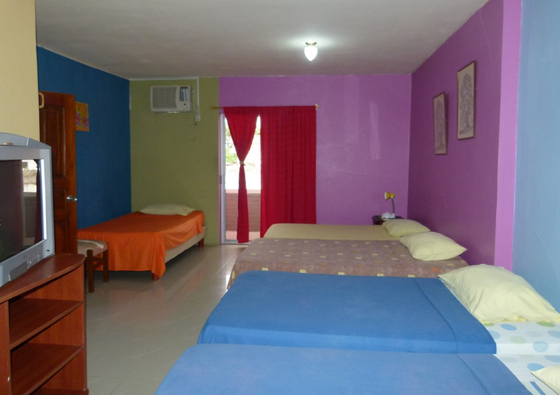 EC-RJ-157503-foto-3 — Habitación del hostal Habitación con varias camas del edificio tipo hostal en Playas, EC-RJ-157503