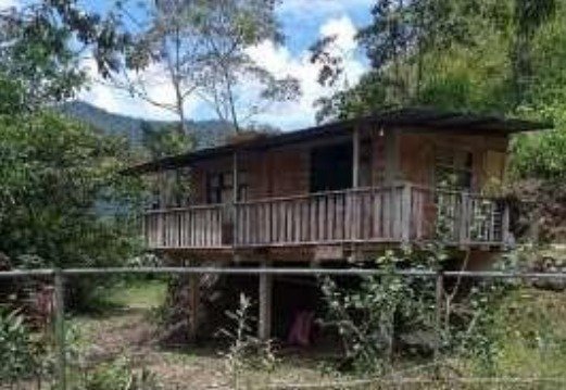 EC-RJ-157408 — Vivienda elevada, Timbara Vivienda elevada con balcón y cerramiento de madera, rodeada de vegetación en la finca El Maní, Timbara.