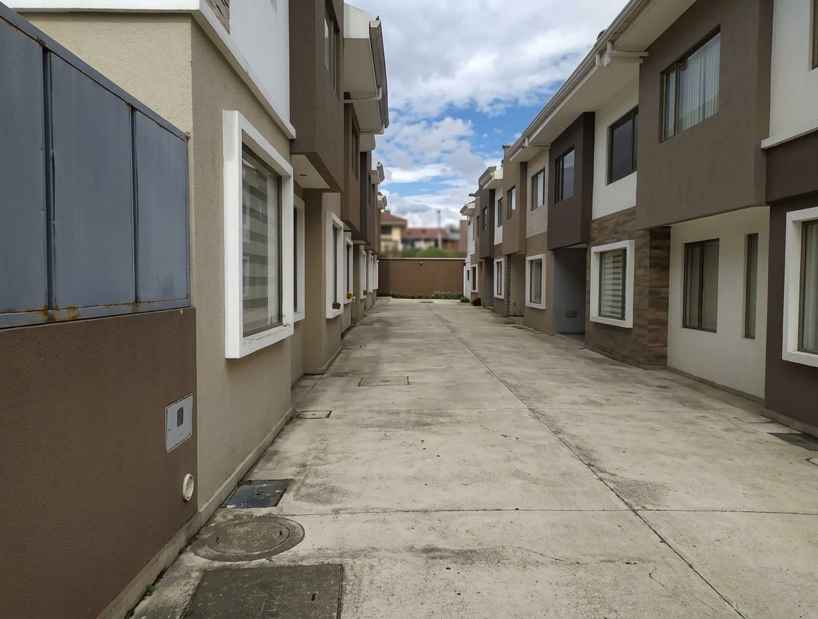 EC-RJ-157360 — Acceso interior del condominio Vía privada de circulación entre las casas del condominio La Valentina