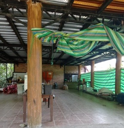 EC-RJ-157408 — Interior de área cubierta, Timbara Interior de un área cubierta con columnas, techo metálico y piso de baldosas en la finca El Maní, Timbara.