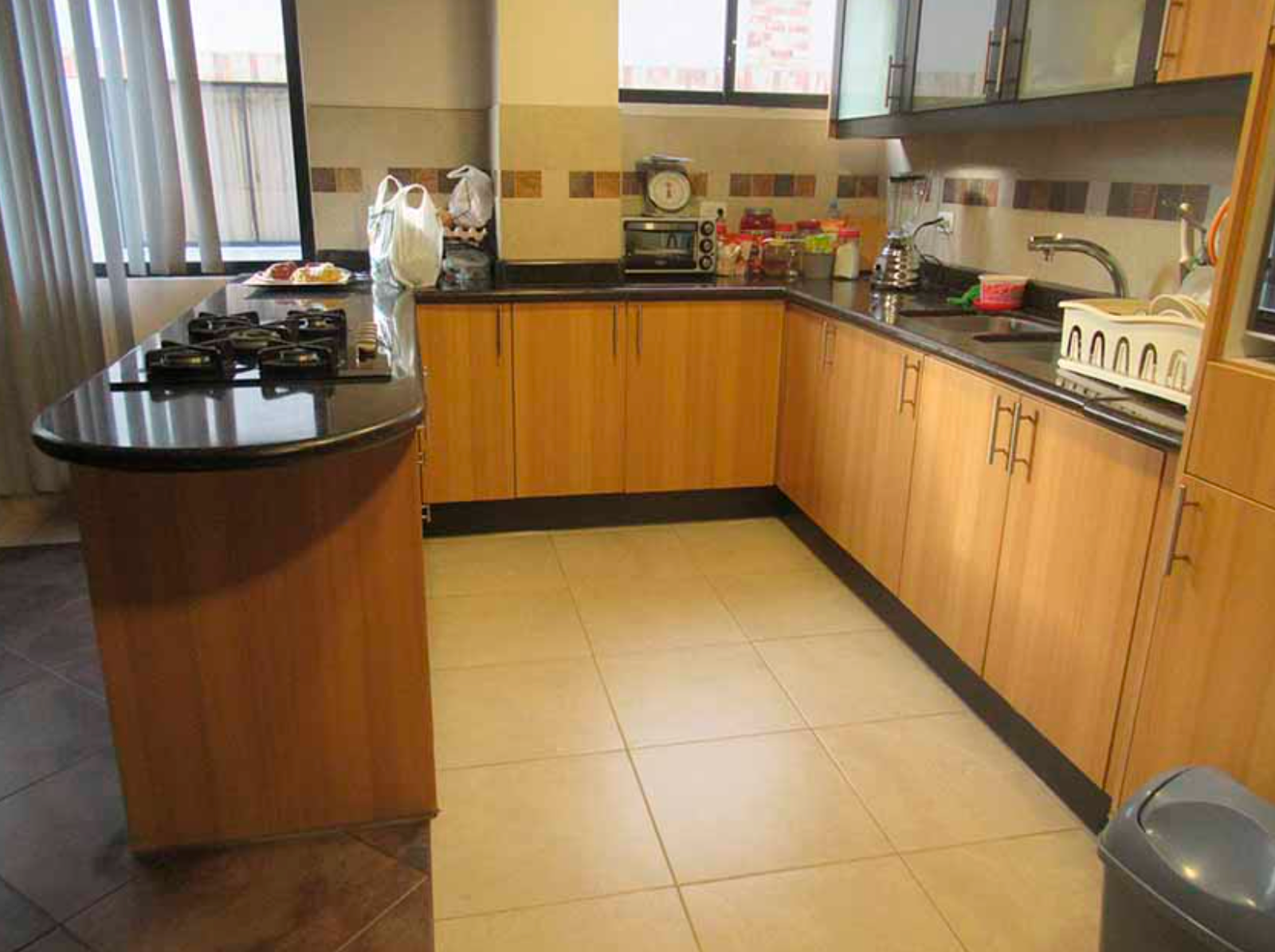 EC-RJ-158102 — Portada cocina Firenze Plaza Cocina del departamento Firenze Plaza con mesón y muebles altos y bajos.