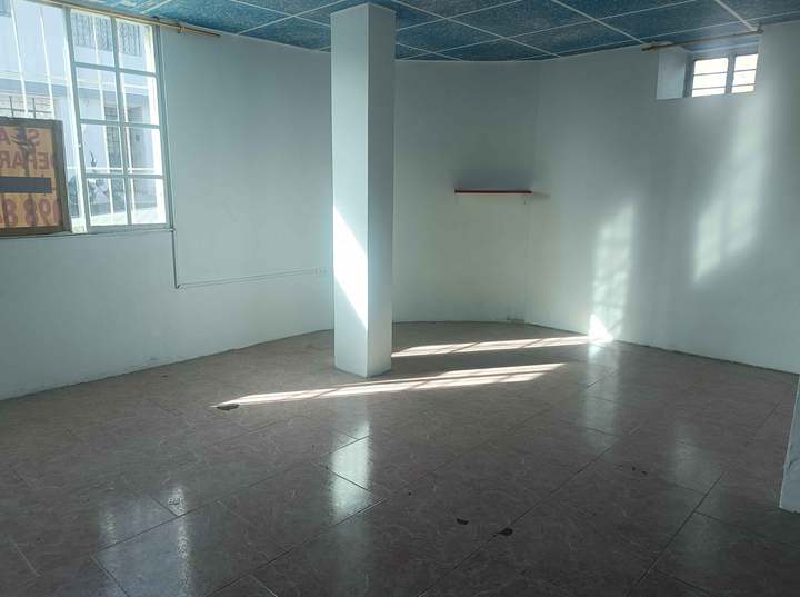 EC-RJ-156867 — Espacio interior del edificio Área interior con ventanales y piso de cerámica