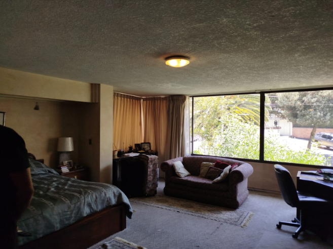 EC-RJ-157597 — Dormitorio y área de estar Dormitorio con ventanal y área de estar de la residencia