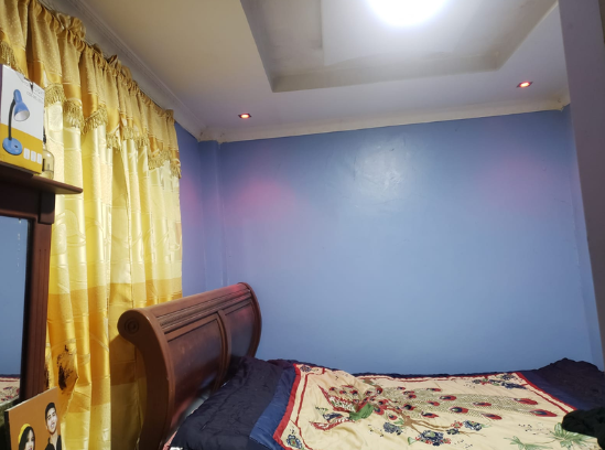 EC-RJ-156912 — Habitación de la vivienda Habitación con ventana y paredes azules