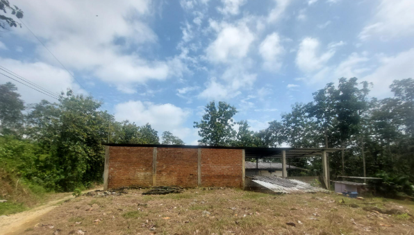 EC-RJ-156861 — Construcción y patio del predio Construcción de hormigón y ladrillo con patio exterior