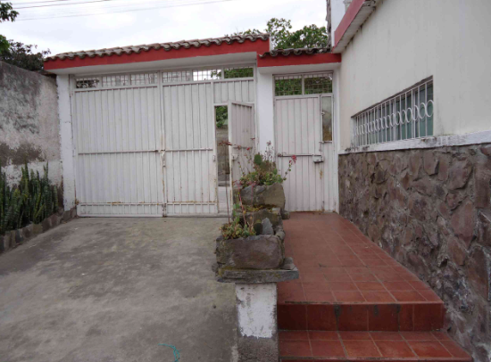 EC-RJ-157017 — Ingresos peatonal y vehicular Portones y patio interior de la vivienda