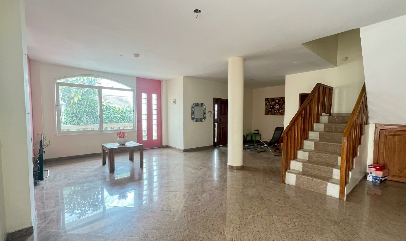 EC-RJ-158046 — Sala y escalera interior Sala amplia y escalera interior de la casa