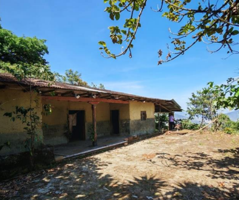 EC-RJ-157571 — Portada de finca en Chorroa Edificación de adobe y madera en la finca de Chorroa, Sozoranga