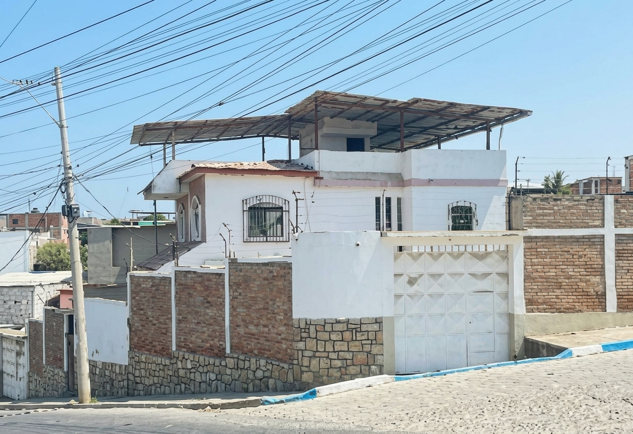 EC-RJ-158046 — Fachada de casa en Las Cumbres Fachada de casa de tres plantas en Las Cumbres, Manta