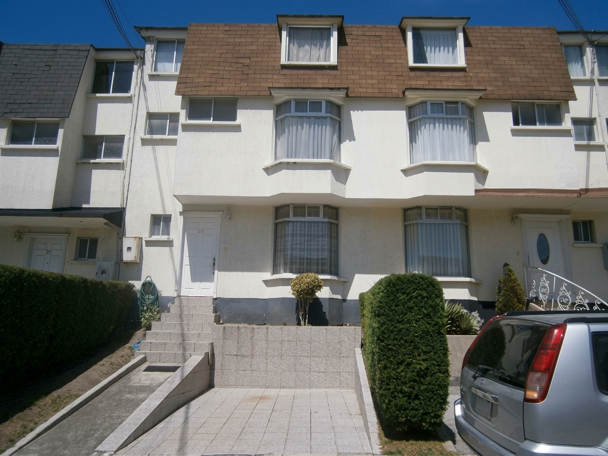EC-RJ-155999 — Fachada de casa A-24 Fachada de casa de tres plantas en Jardines de Carcelén