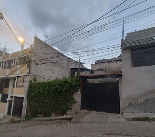 EC-RJ-156928 — Fachada del inmueble en La Bota Fachada con portón metálico y cerramiento en calle inclinada