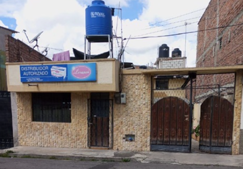 EC-RJ-157453 — Portada de casa en La Cerámica Fachada de casa de una planta y portones en Riobamba
