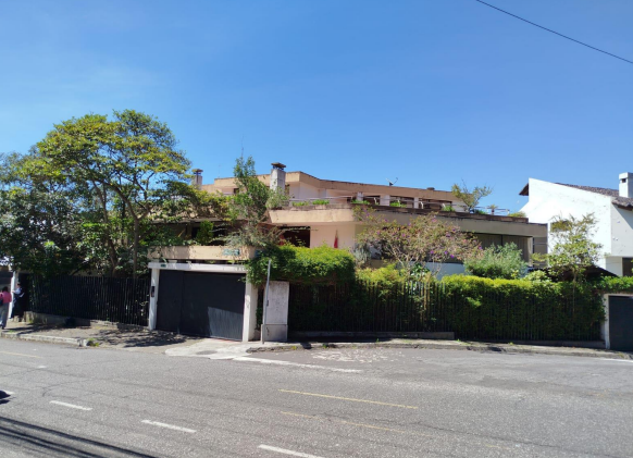 EC-RJ-157597 — Portada de residencia en Quito Tenis Fachada de residencia con jardines y garaje en Quito Tenis