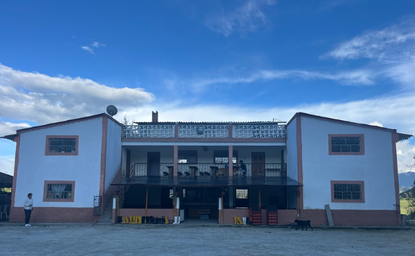 EC-RJ-157983 — Fachada del paradero en El Carmelo Fachada de edificación con porches y terraza en Agua Fuerte