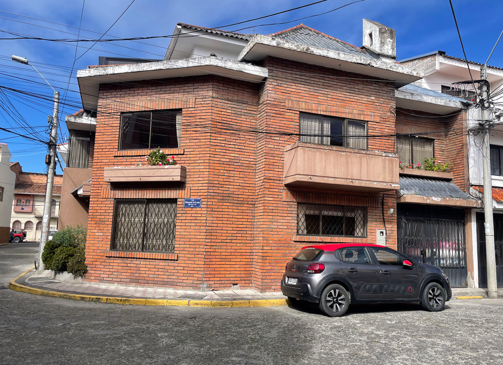 EC-RJ-157066 — Portada de casa esquinera en San Blas Fachada de ladrillo de casa esquinera en calle Manuel Arévalo
