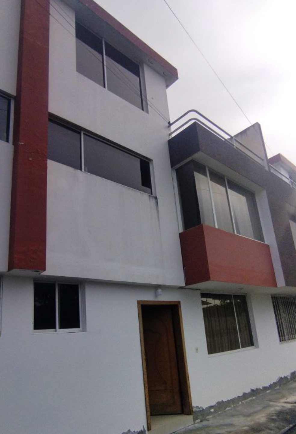 EC-RJ-157833 — Fachada de casa en Yuyucocha Fachada de casa de tres niveles en Yuyucocha, Ibarra