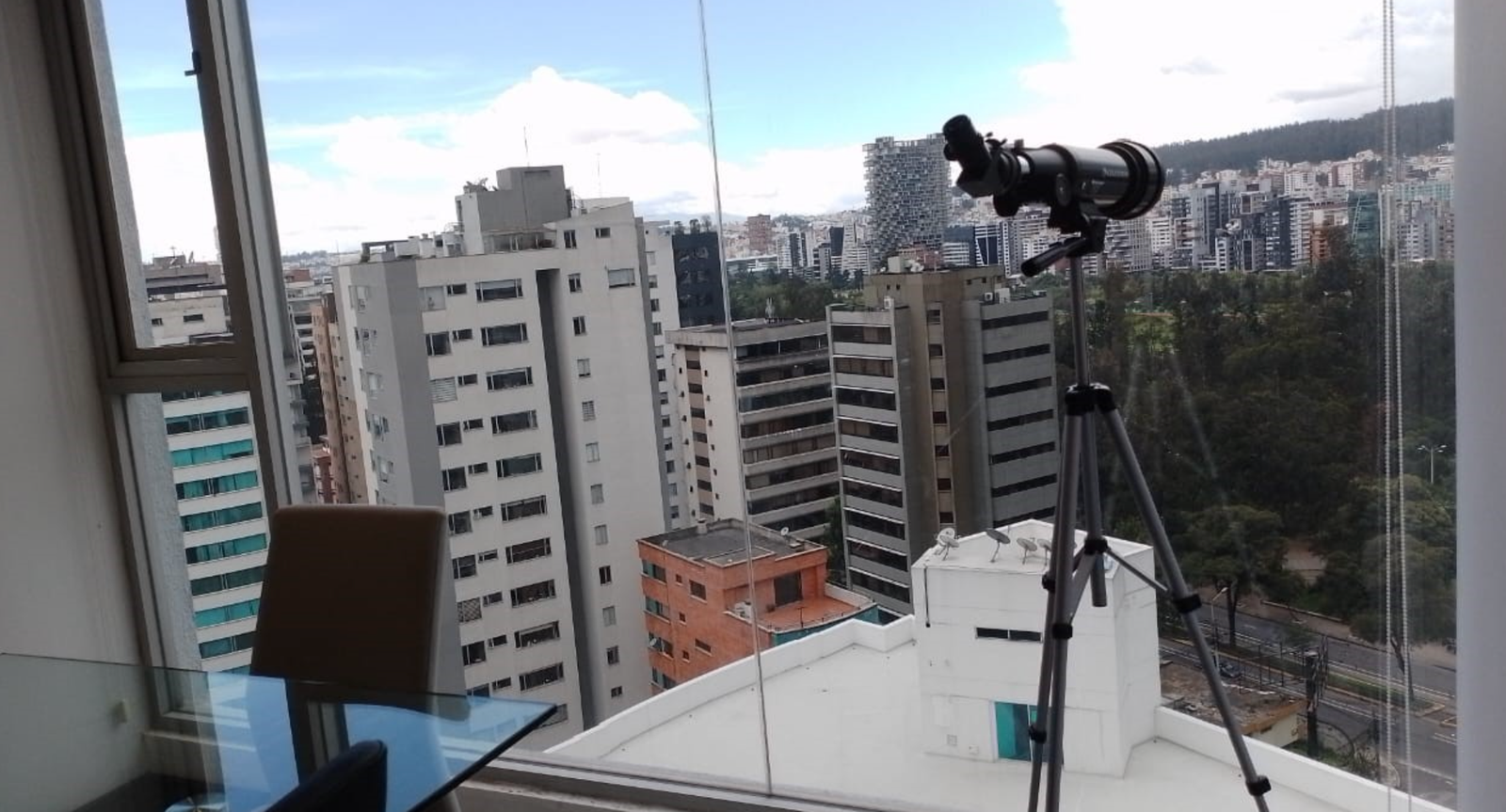 EC-RJ-158286 — Vista desde oficina Signature Ventanales de la oficina con vista hacia La Carolina, Quito