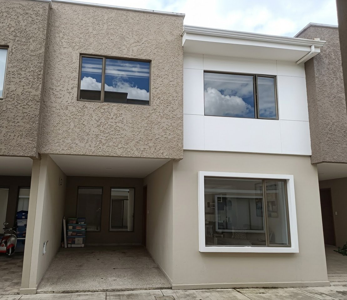 EC-RJ-157360 — Fachada de casa 10, La Valentina Fachada de la casa 10 y garaje en el condominio La Valentina, Cuenca