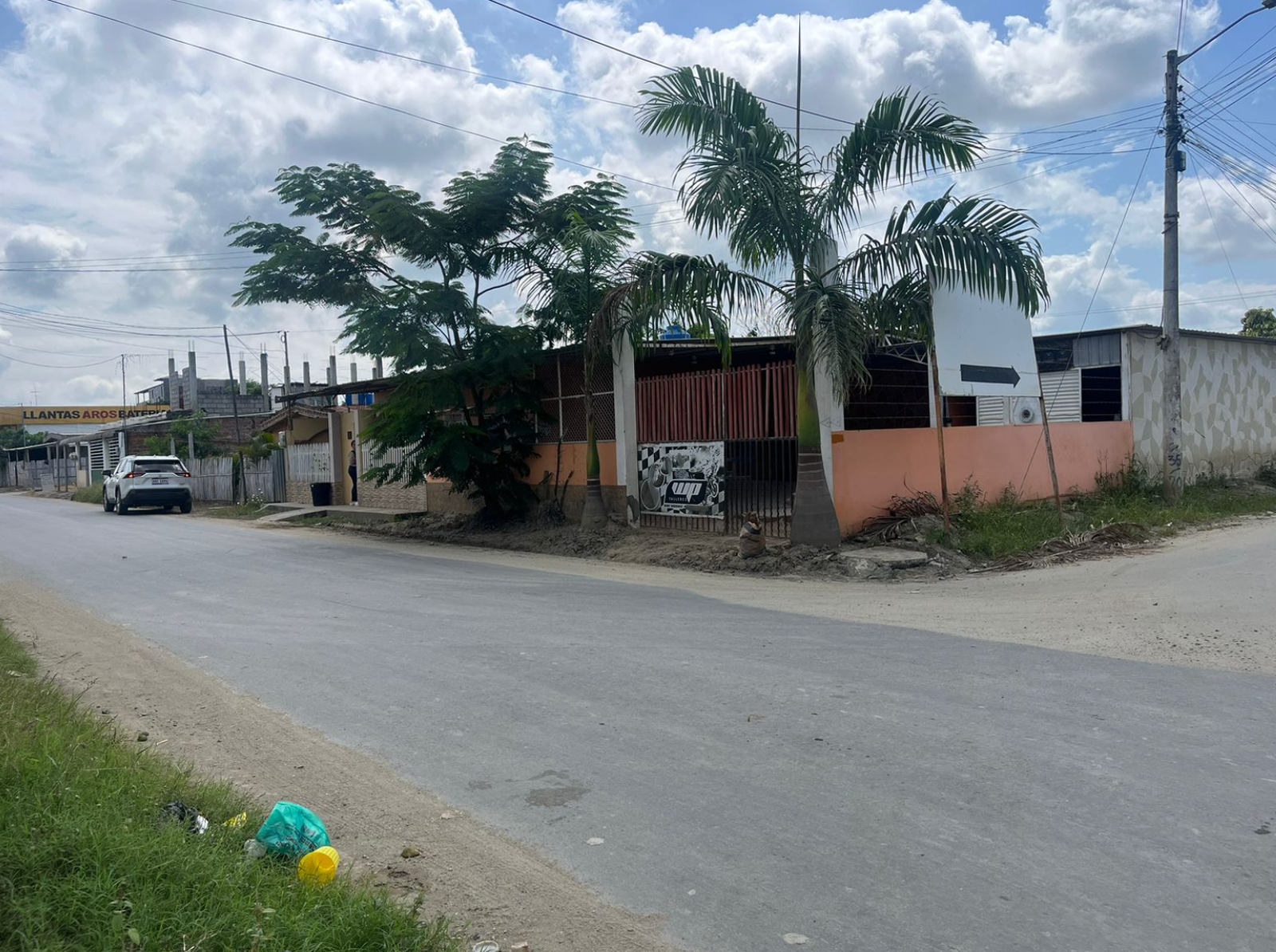 EC-RJ-157926 — Portada de casa esquinera en Los Ceibos, Huaquillas Portada de casa esquinera en Los Ceibos, Huaquillas