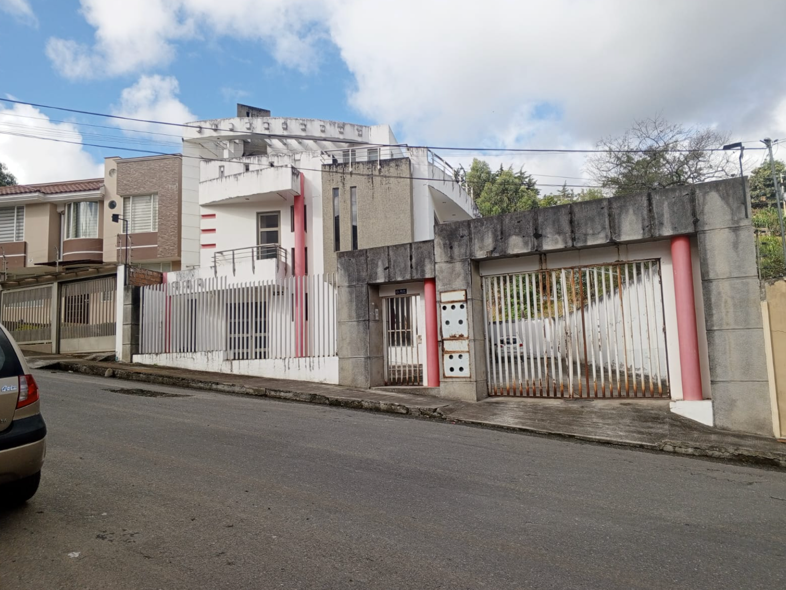 EC-RJ-157123 — Portada de casa en Estancia Norte, Loja Fachada de la casa en Estancia Norte, Loja.