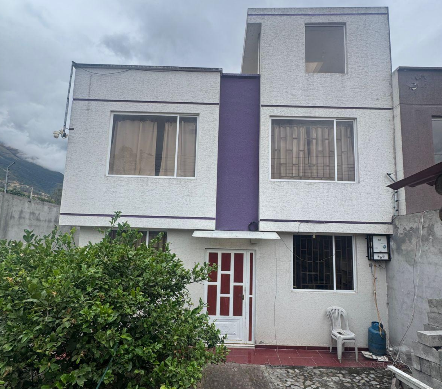 EC-RJ-158059 — Portada de la casa — El Chamanal, Ibarra Fachada de la casa de dos pisos en El Chamanal, Ibarra