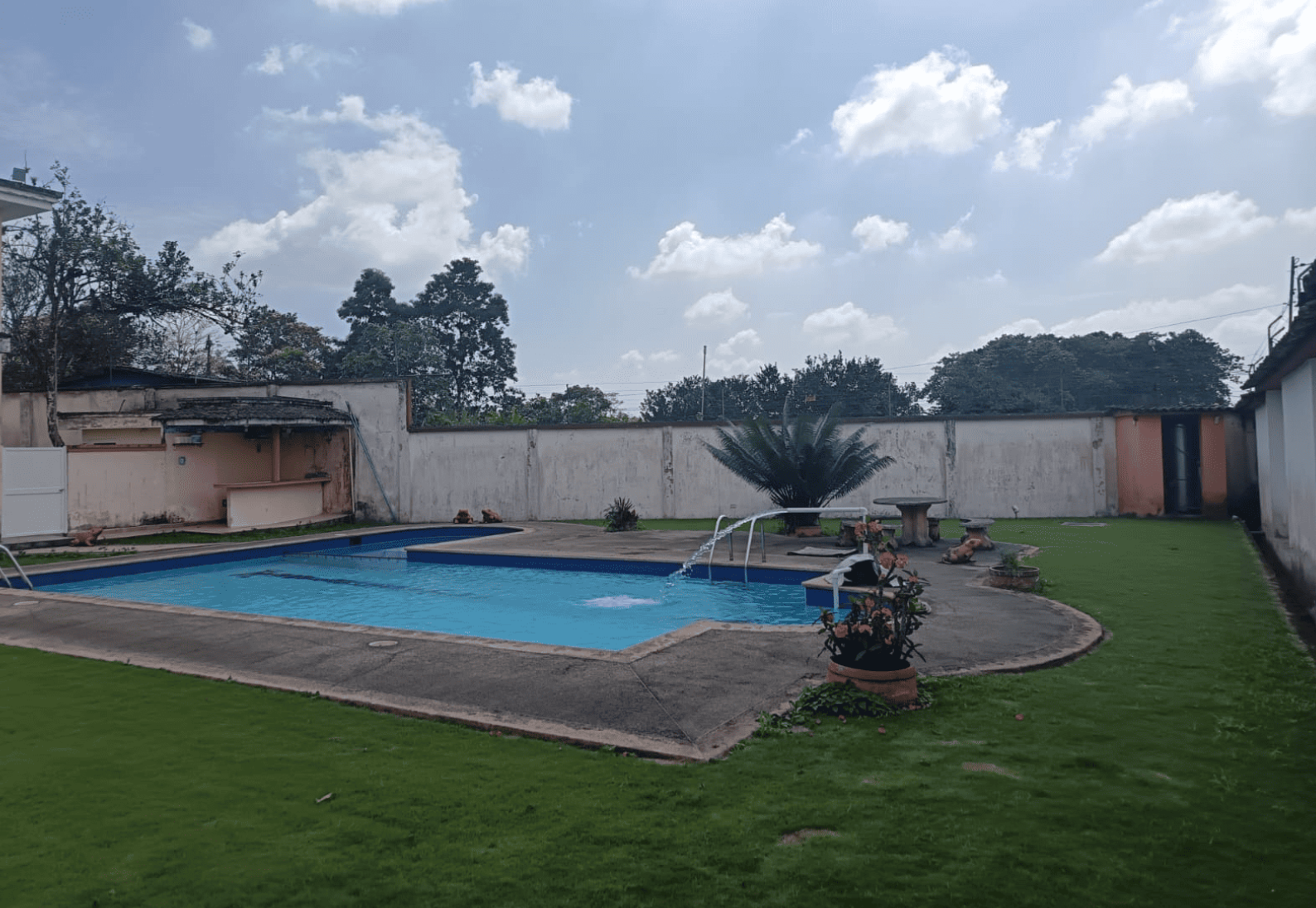 EC-RJ-157903 — Piscina y área exterior — El Poste, Santo Domingo Piscina y área exterior de la propiedad EC-RJ-157903 en El Poste, Santo Domingo.