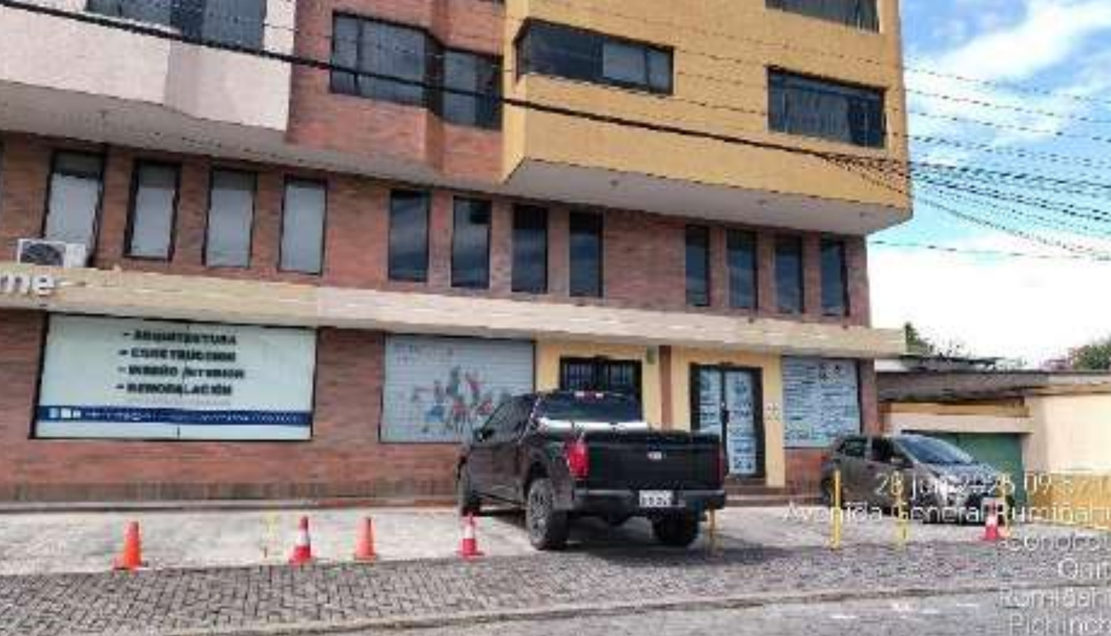 EC-RJ-157254 — Fachada lateral del edificio — San Rafael, Rumiñahui Fachada lateral del edificio de la propiedad EC-RJ-157254 en el edificio Vallecenter, San Rafael, Rumiñahui.