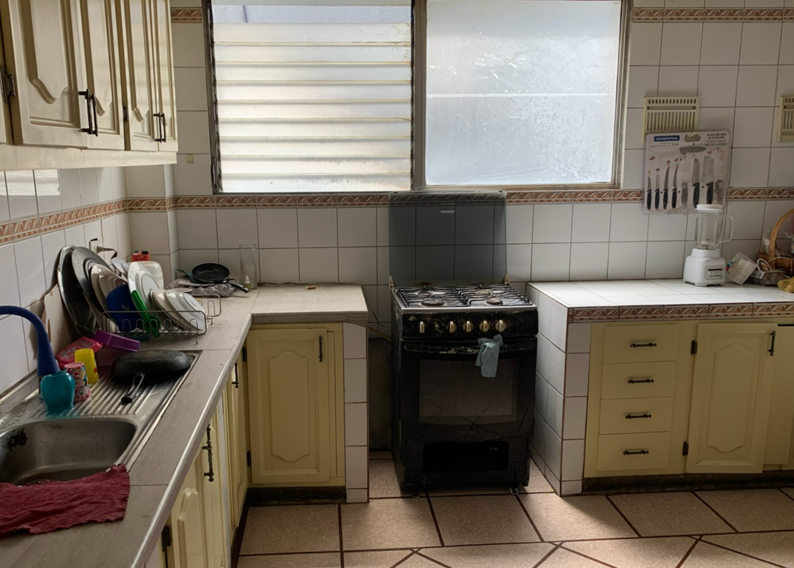 EC-RJ-158056 — Cocina de una unidad habitacional — Iñaquito, Quito Cocina del departamento con dos unidades habitacionales en León Palacios, EC-RJ-158056
