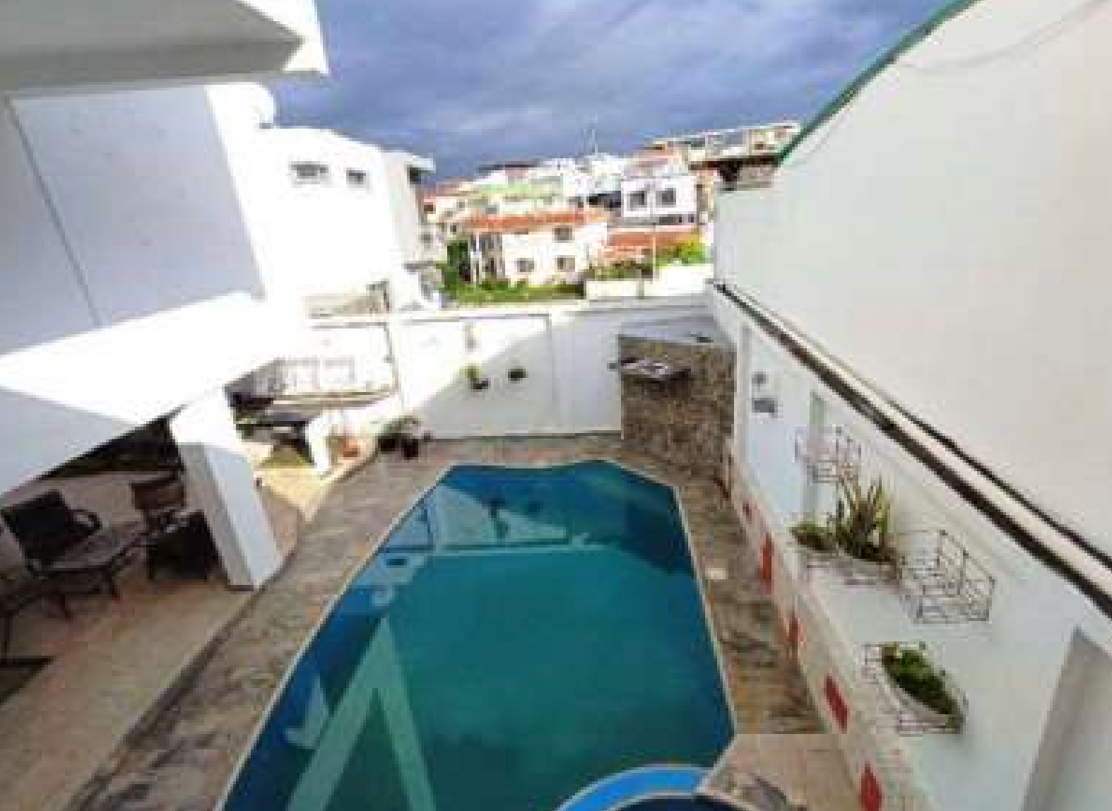 EC-RJ-157333 — Piscina vista desde planta alta — Manta Beach, Manta Piscina vista desde planta alta de la propiedad EC-RJ-157333 en Manta Beach, Manta.