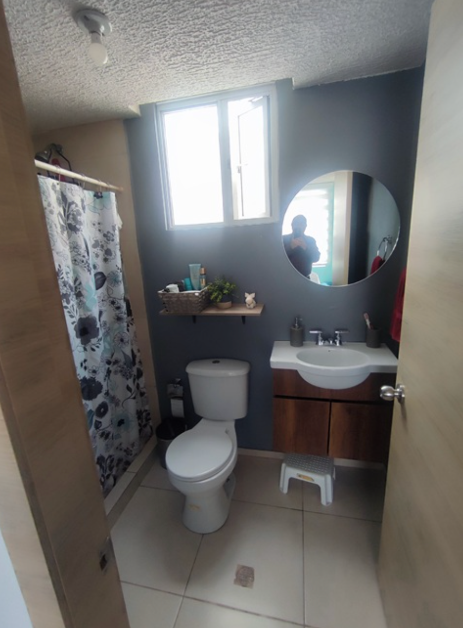 EC-RJ-157850 — Baño del departamento — Mira Loma, Quito Baño del departamento del inmueble EC-RJ-157850 en Mira Loma, Quito.