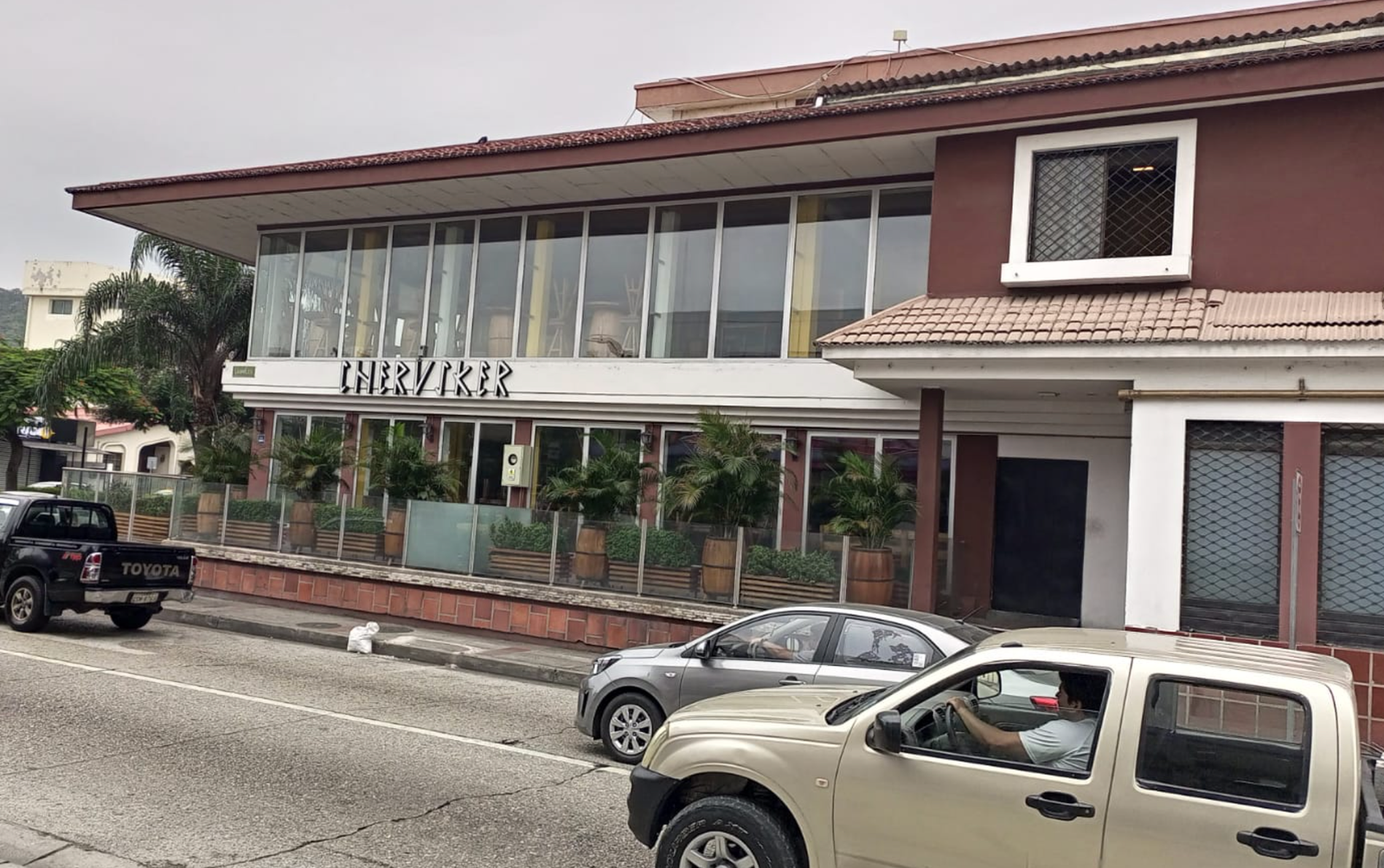 EC-RJ-158150 — Fachada de inmueble comercial en Urdesa Fachada de dos plantas del inmueble comercial en Urdesa Central