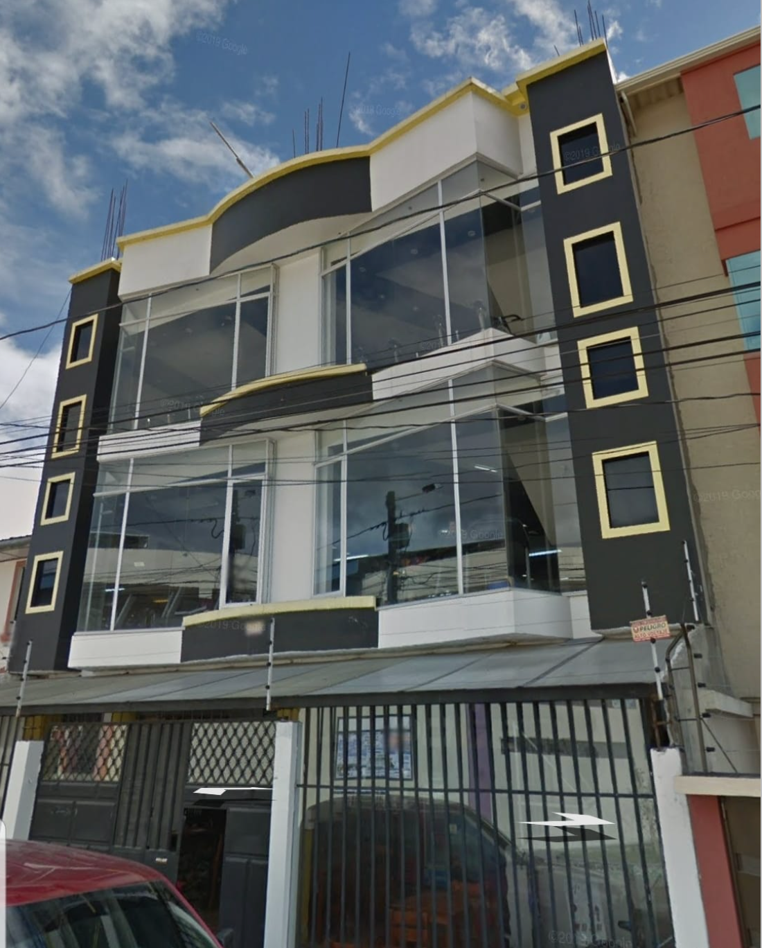 EC-RJ-157827 — Fachada del edificio en Loja Fachada del edificio de tres plantas en calle Macará, Loja
