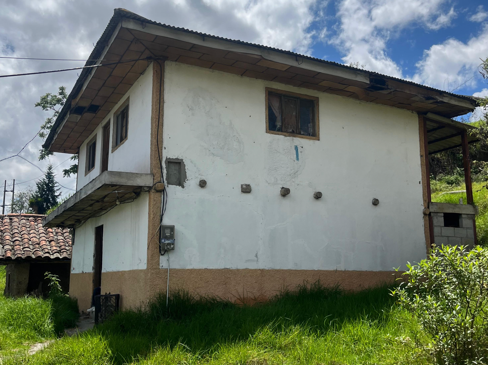 EC-RJ-157085 — Portada del terreno con viviendas — Mulapaso, Azogues Portada del terreno con viviendas del inmueble en Mulapaso, vía Cojitambo, Azogues.
