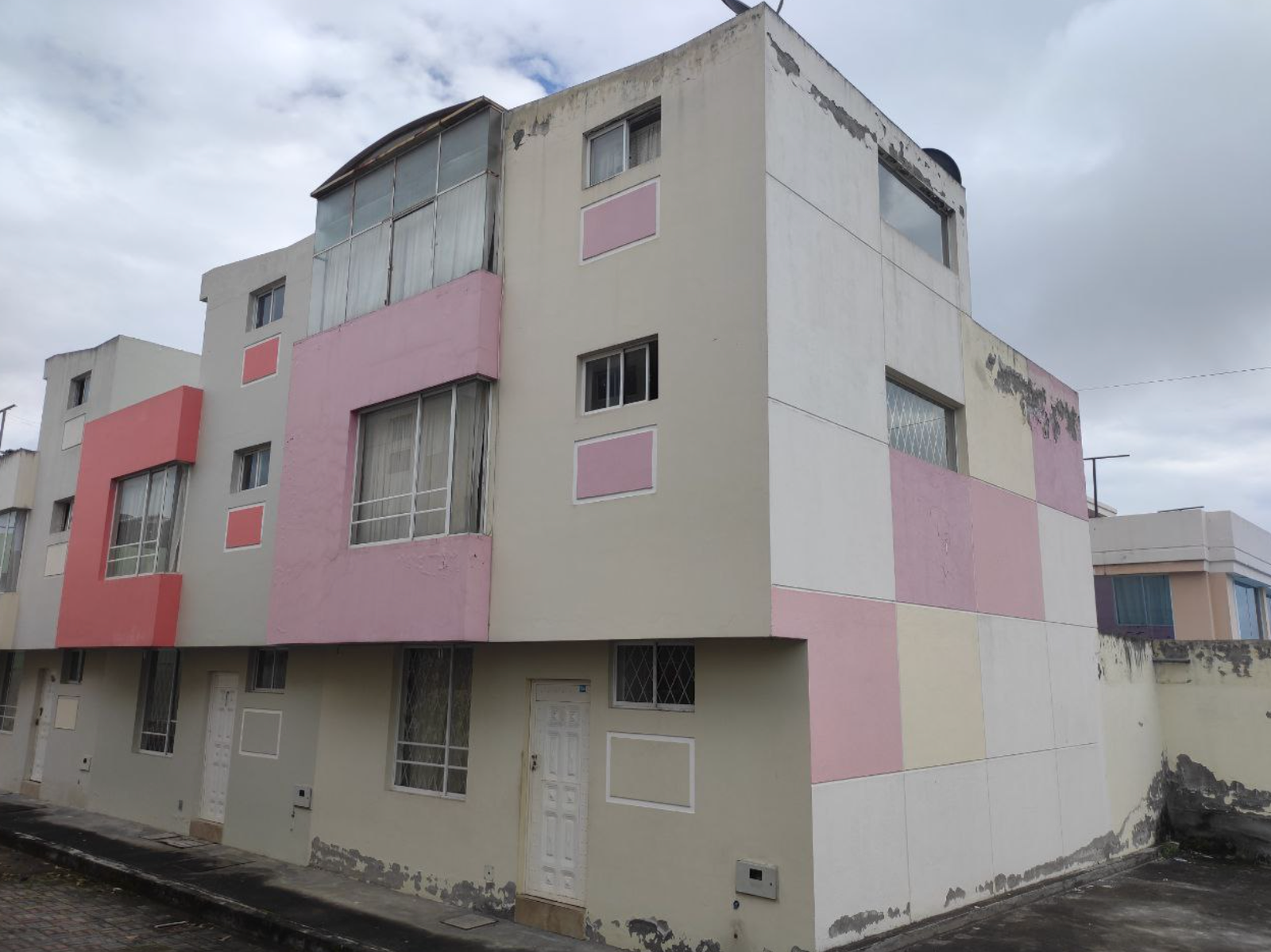 EC-RJ-157507 — Portada de la casa en Marisol 1 — Caranqui, Ibarra Portada de la casa en Marisol 1 de la propiedad EC-RJ-157507 en Caranqui, Ibarra.