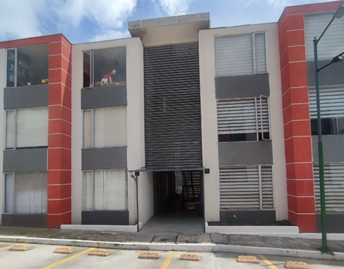 EC-RJ-157850 — Portada del bloque del departamento — Mira Loma, Quito Portada del bloque del departamento del inmueble EC-RJ-157850 en Mira Loma, Quito.