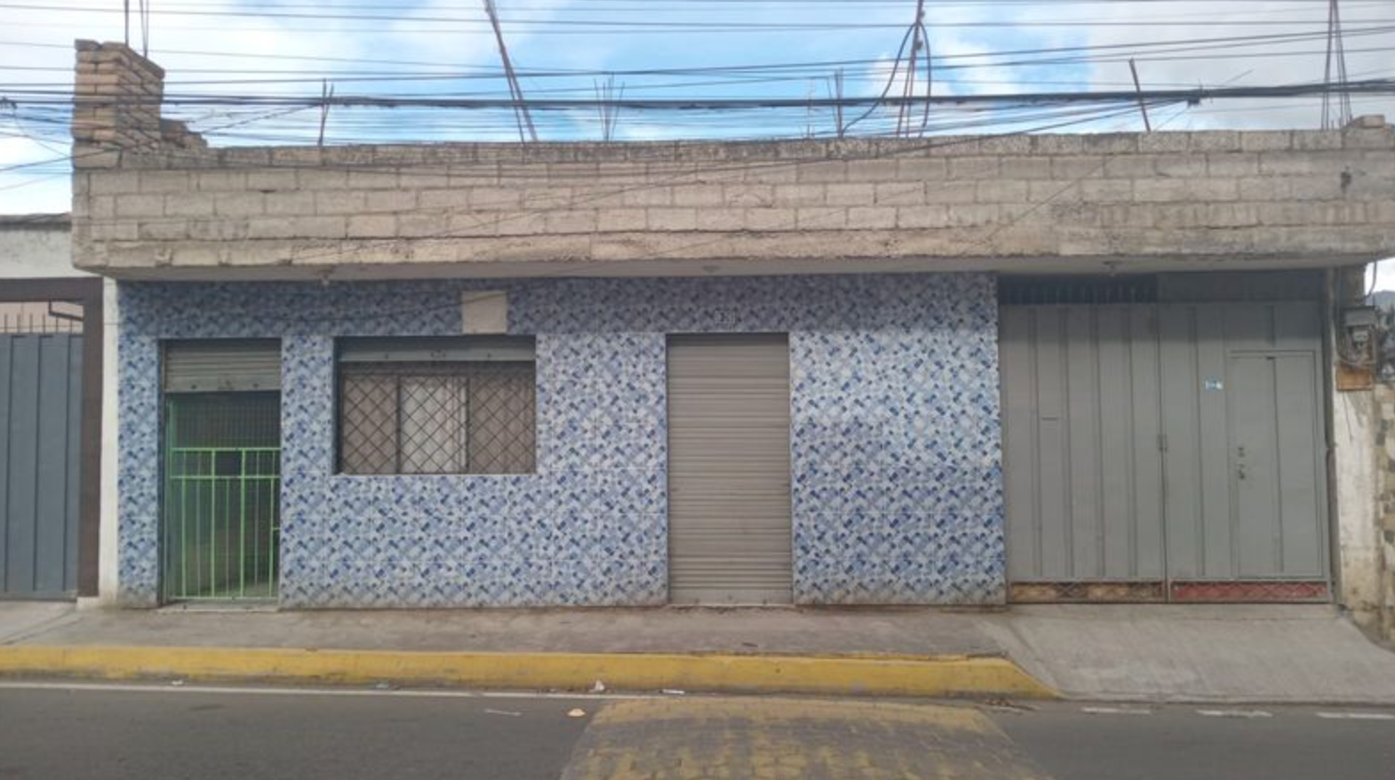 EC-RJ-158253 — Portada de la casa con oficina — Alpachaca, Ibarra Fachada de la casa de planta baja con oficina y garaje en Alpachaca, Ibarra