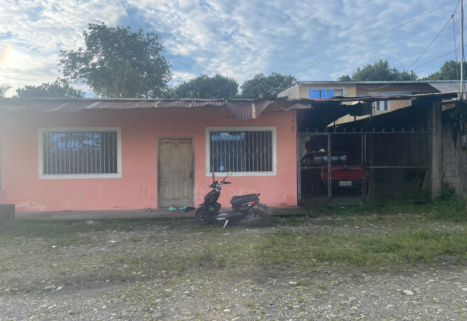 EC-RJ-158337 — Portada de casa en El Naranjal — Nueva Loja Fachada de la casa y acceso al área cubierta en El Naranjal, Nueva Loja